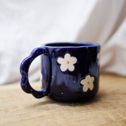 Kubek kobaltowy w kwiatuszki 390ml