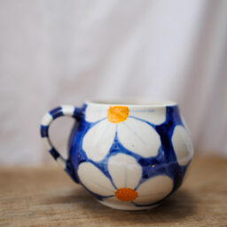 Kubek w białe kwiaty 235ml