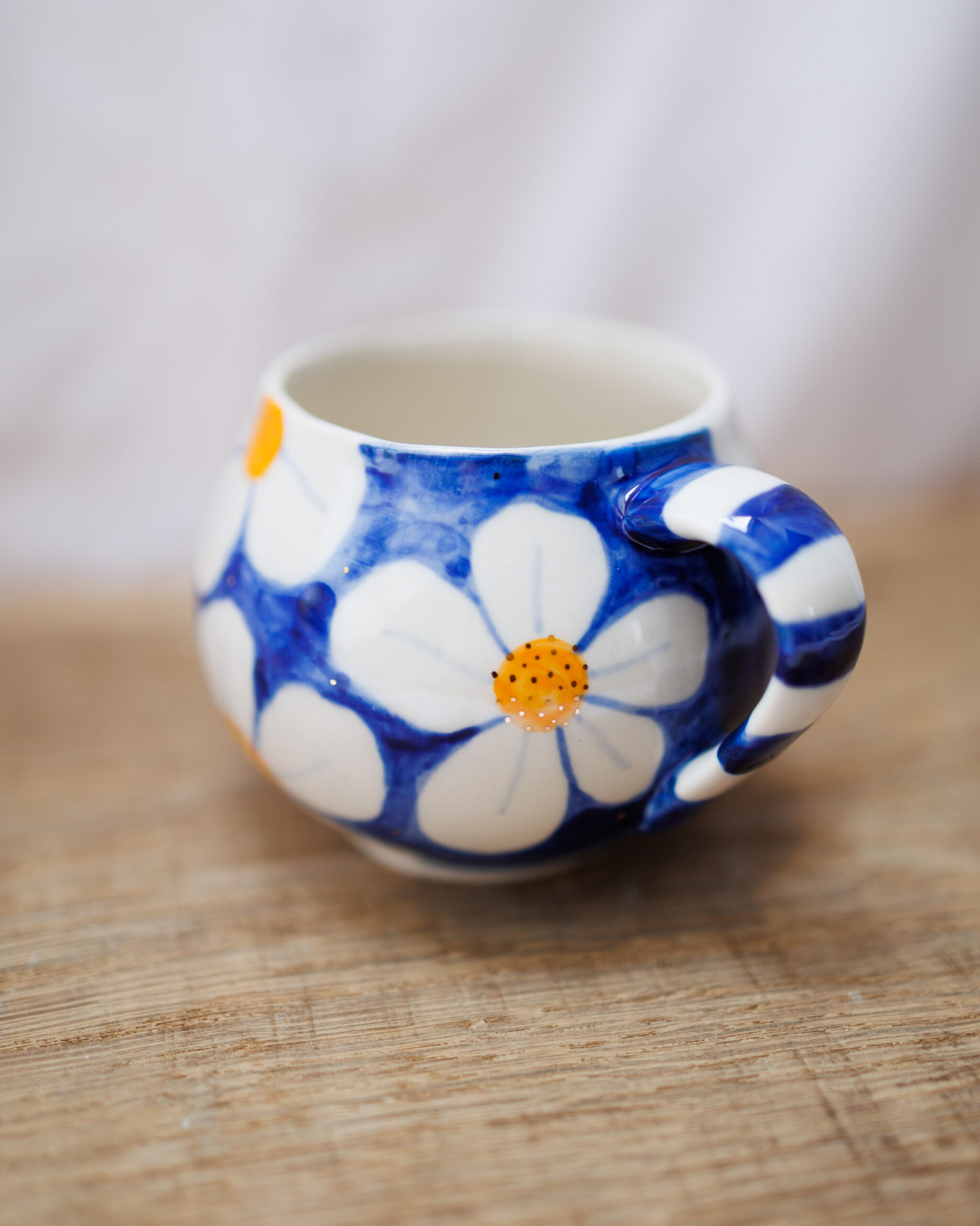 Kubek w białe kwiaty 235ml - obrazek 2