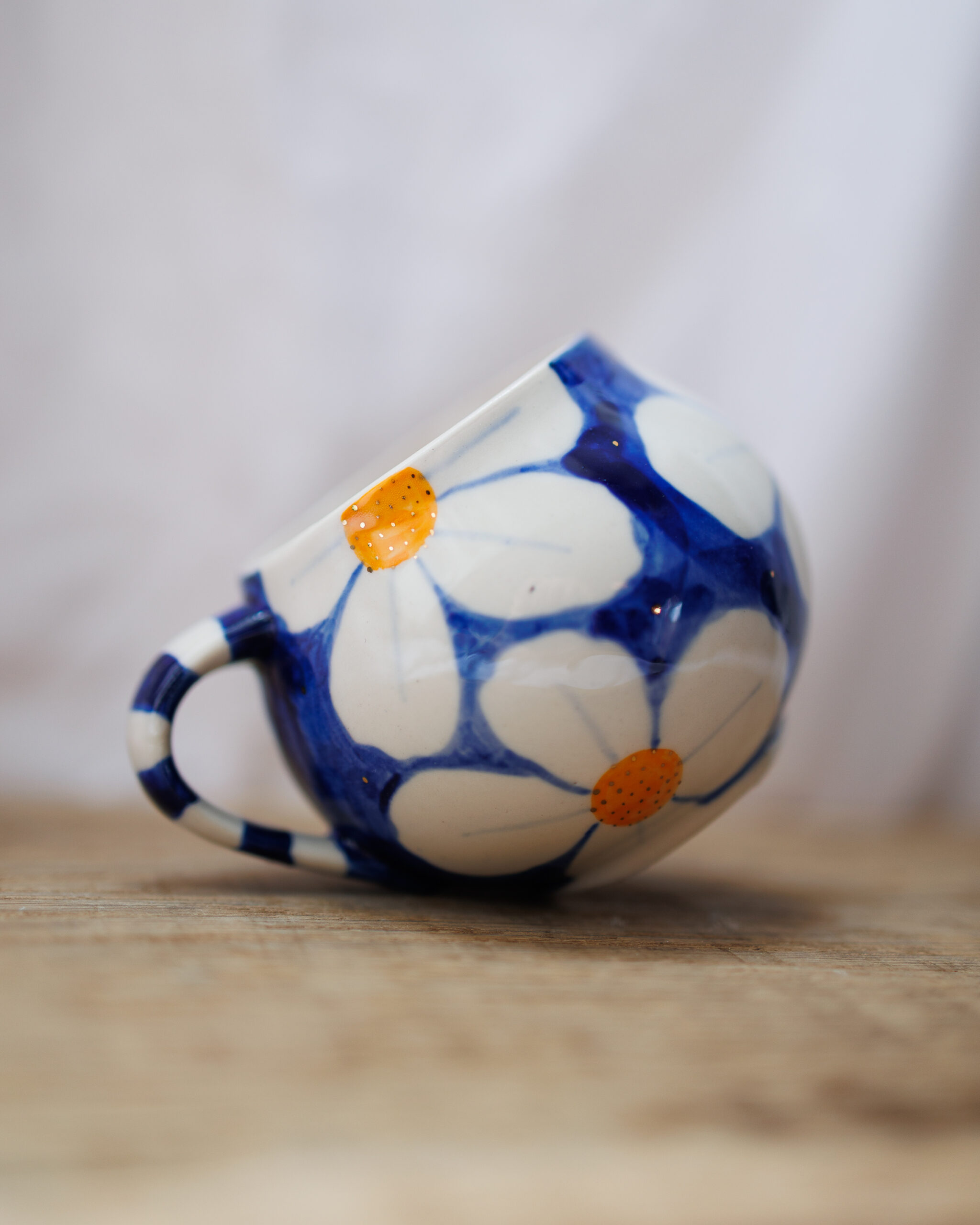 Kubek w białe kwiaty 235ml - obrazek 3