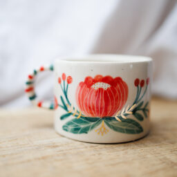 Kubek z czerwonymi kwiatami 240ml