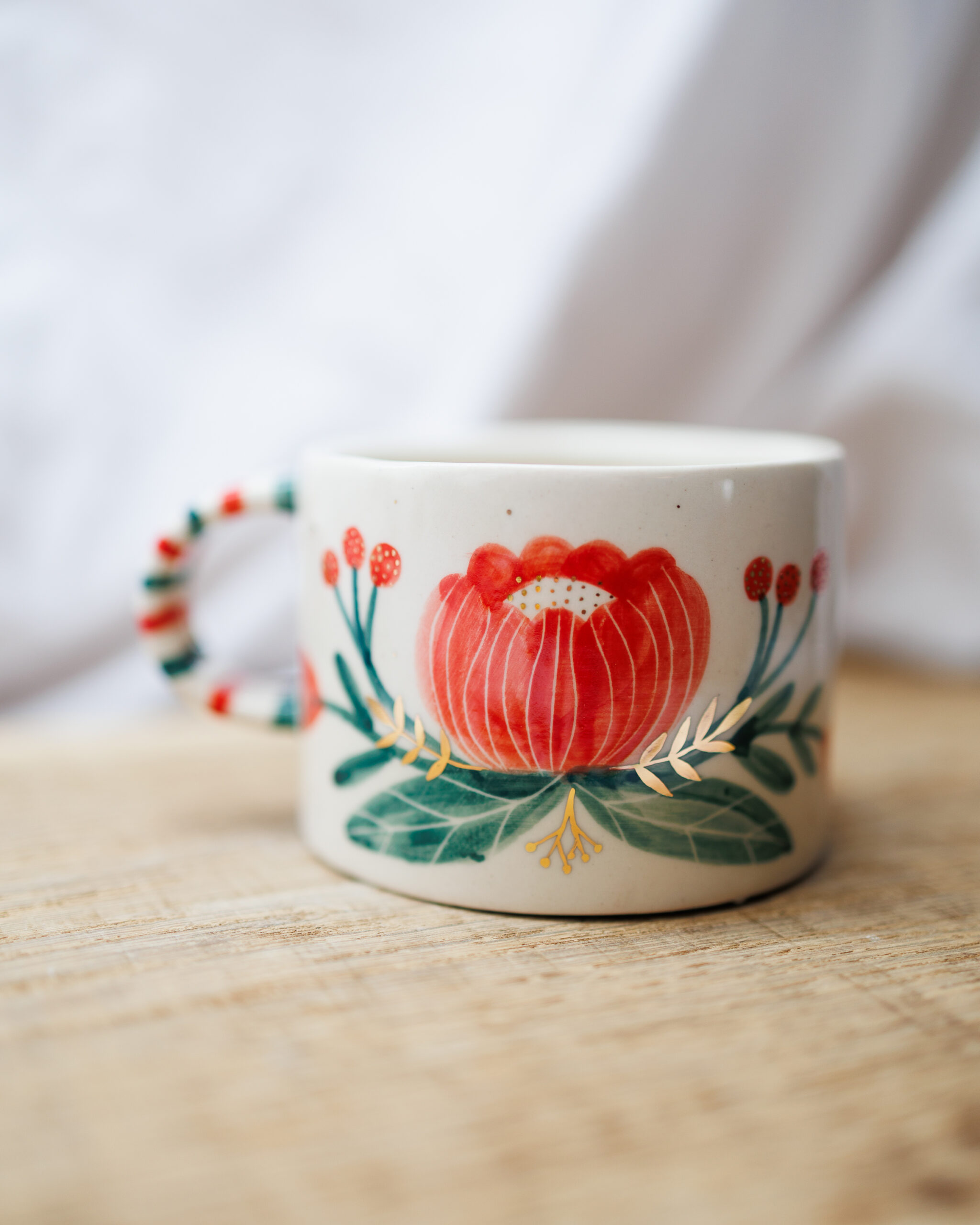 Kubek z czerwonymi kwiatami 240ml