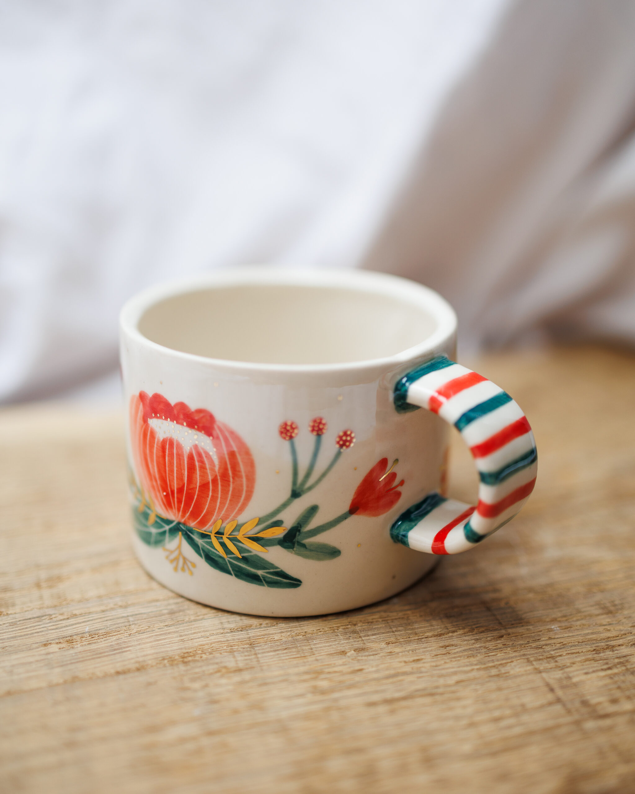 Kubek z czerwonymi kwiatami 240ml - obrazek 2