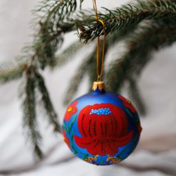 Bombka kobaltowa w czerwone kwiaty 10cm