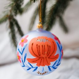 Bombka błękitna w pomarańczowe i różowe kwiaty 12cm