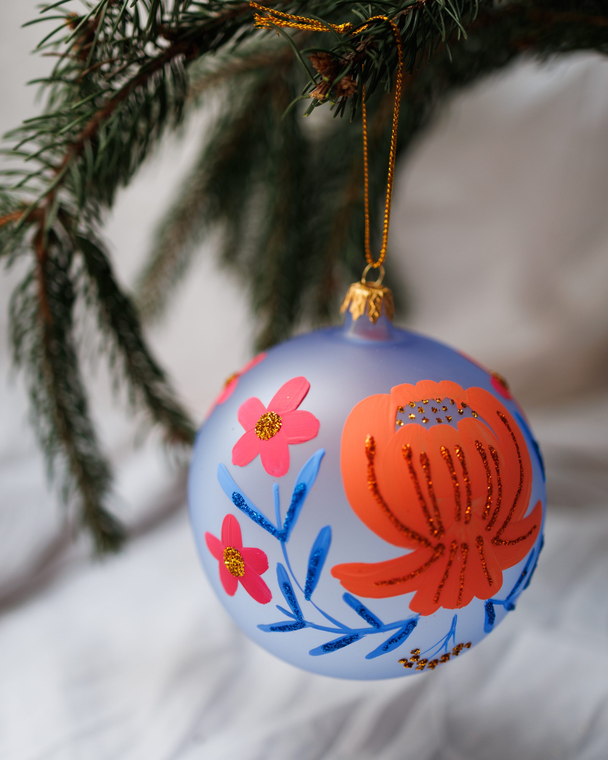Bombka błękitna w pomarańczowe i różowe kwiaty 12cm - obrazek 2