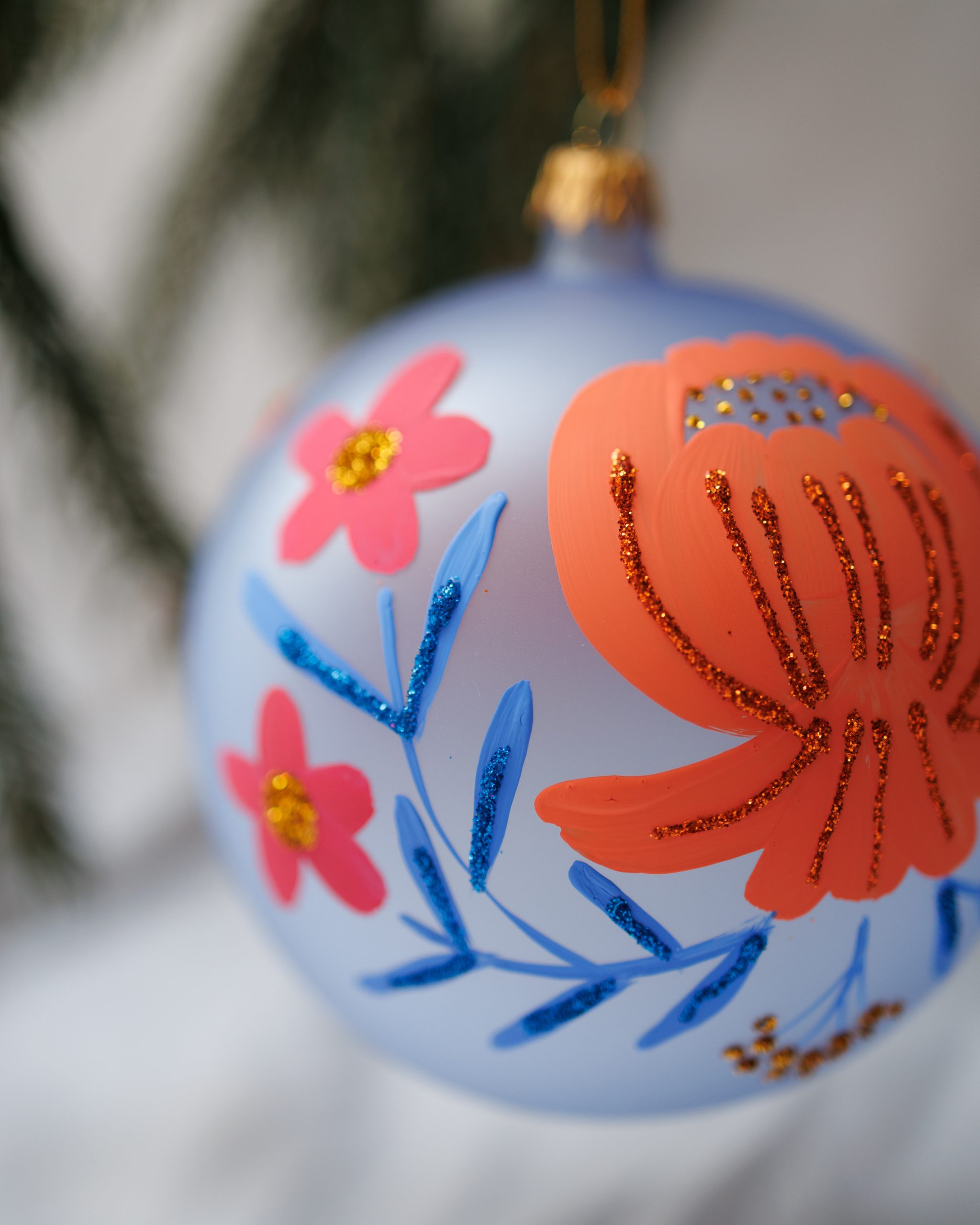 Bombka błękitna w pomarańczowe i różowe kwiaty 12cm - obrazek 3