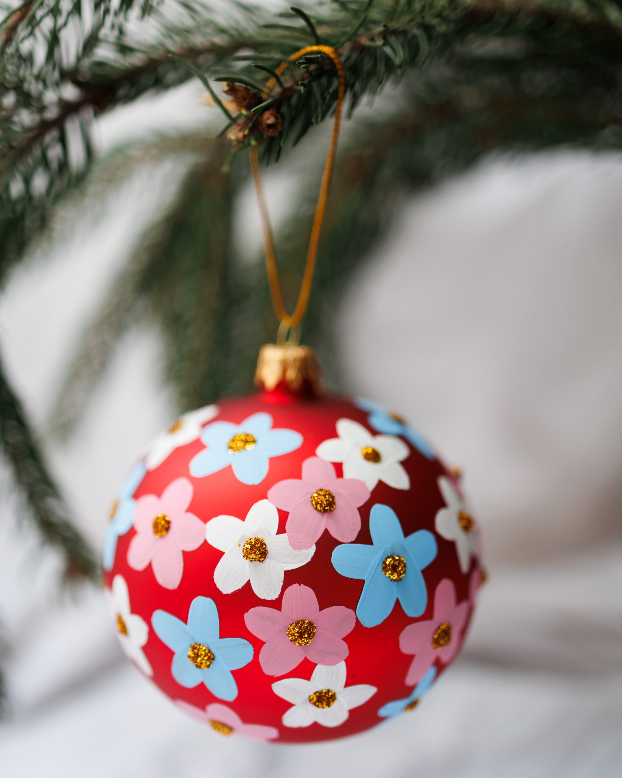 Bombka czerwona w kolorowe kwiaty 10cm - obrazek 2