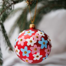 Bombka czerwona w kolorowe kwiaty 10cm