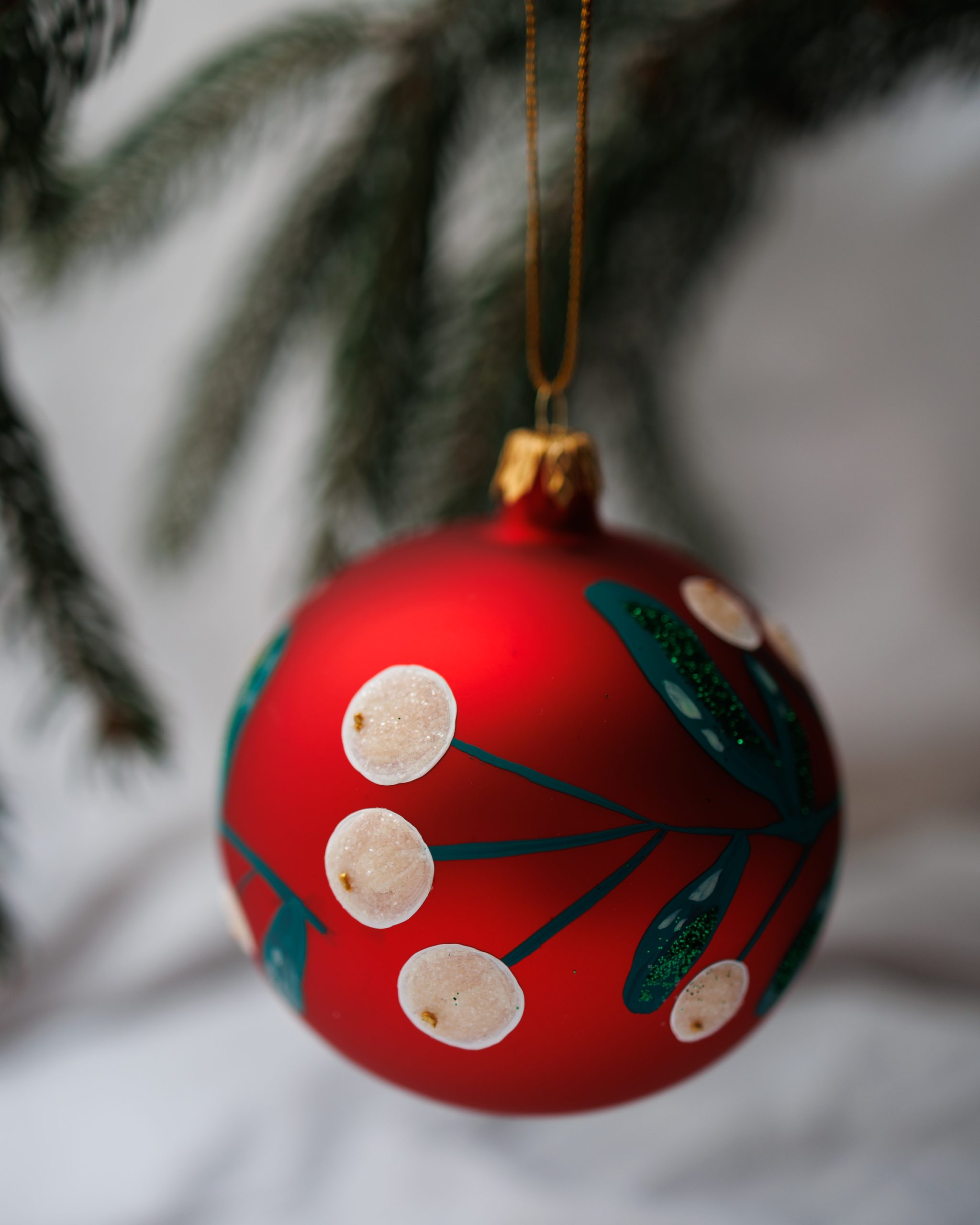 Bombka czerwona w wianek z jemioły 10cm - obrazek 2