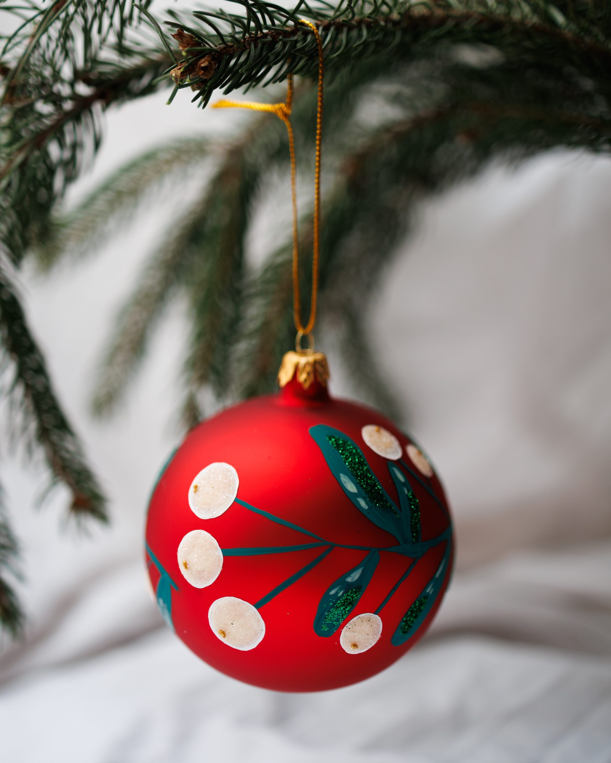 Bombka czerwona w wianek z jemioły 10cm - obrazek 4