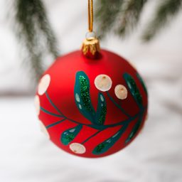 Bombka czerwona w wianek z jemioły 10cm