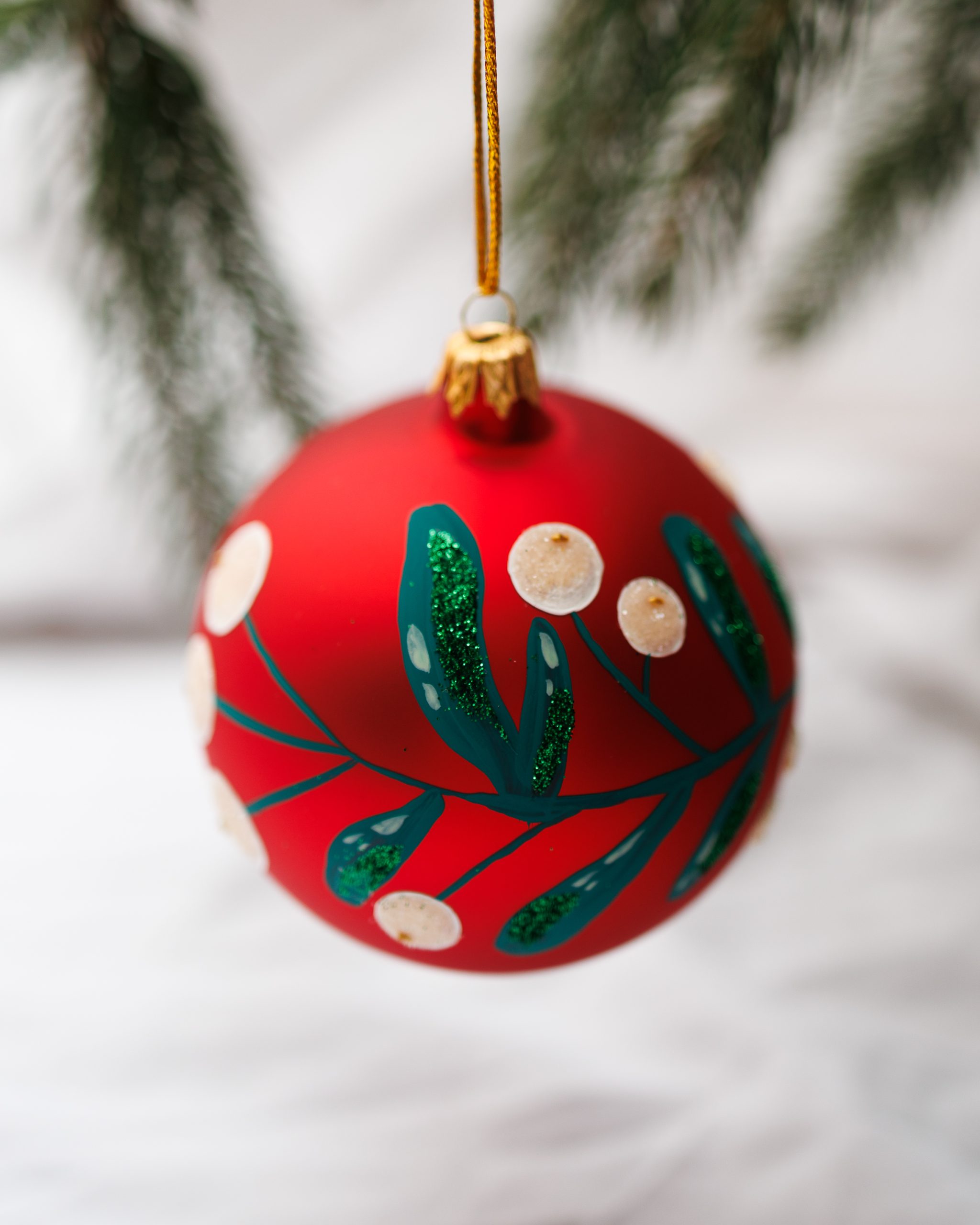 Bombka czerwona w wianek z jemioły 10cm