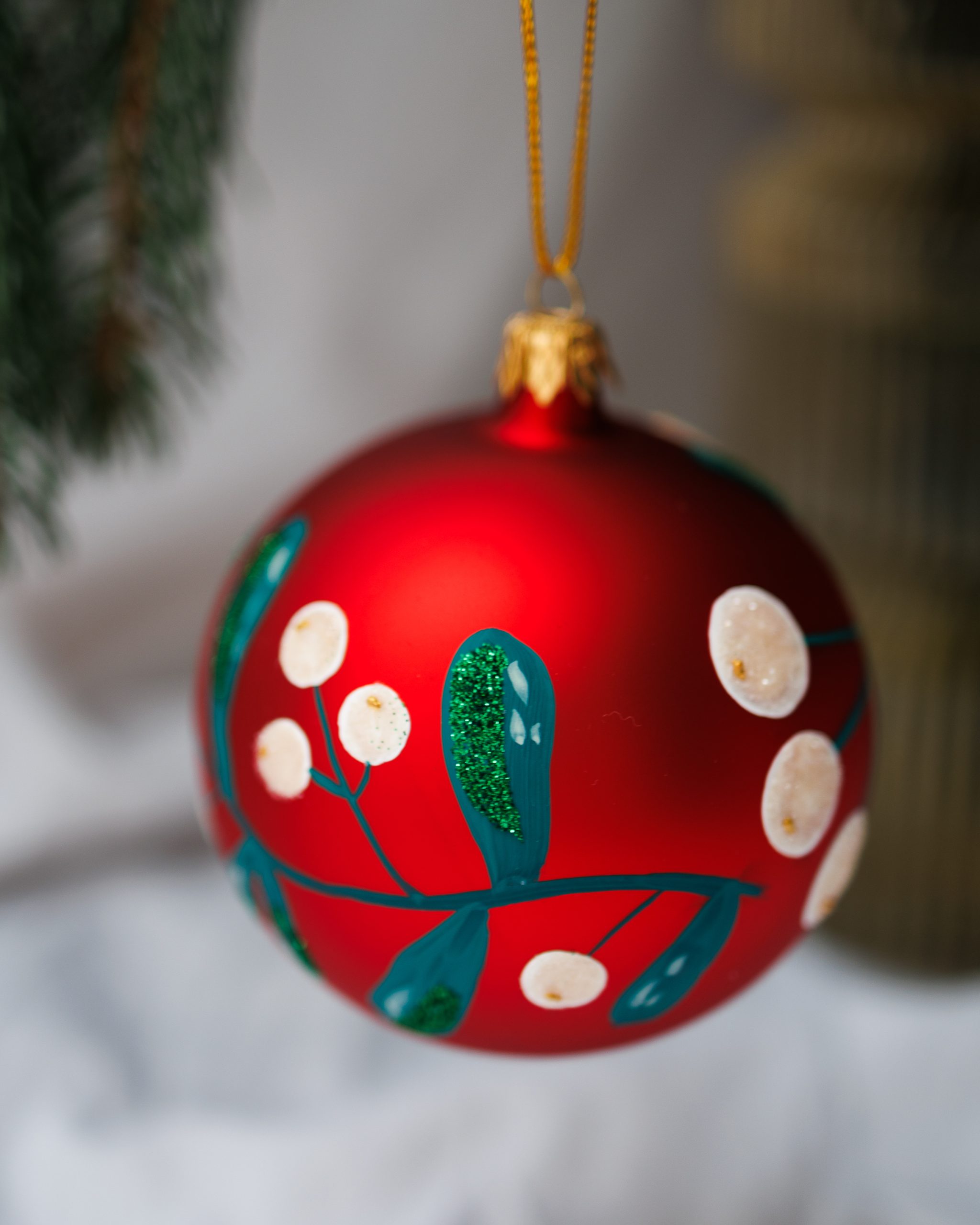 Bombka czerwona w wianek z jemioły 10cm - obrazek 3