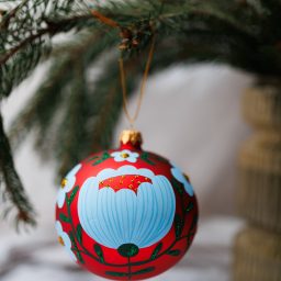 Bombka czerwona w błękitne kwiaty 10cm