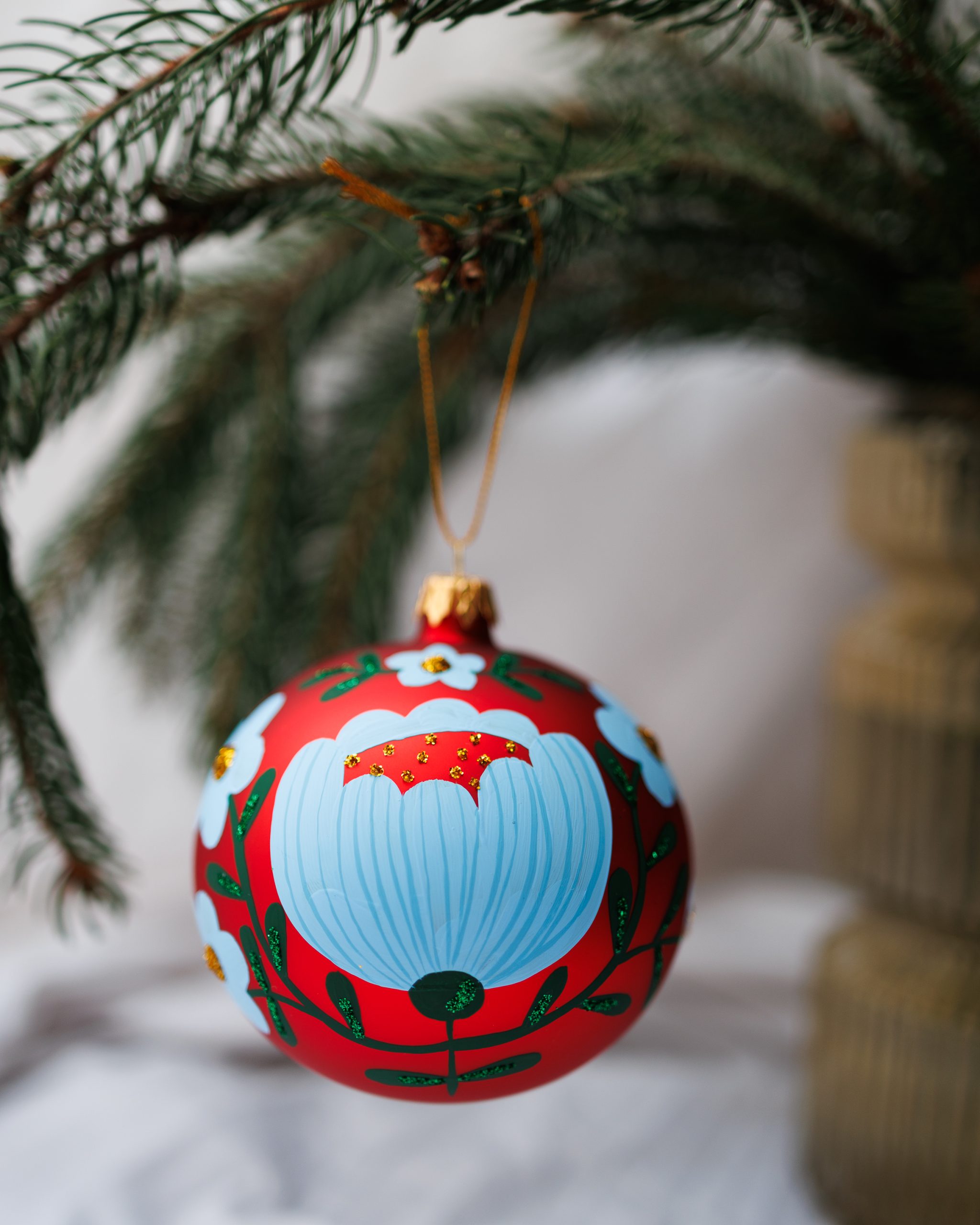 Bombka czerwona w błękitne kwiaty 10cm