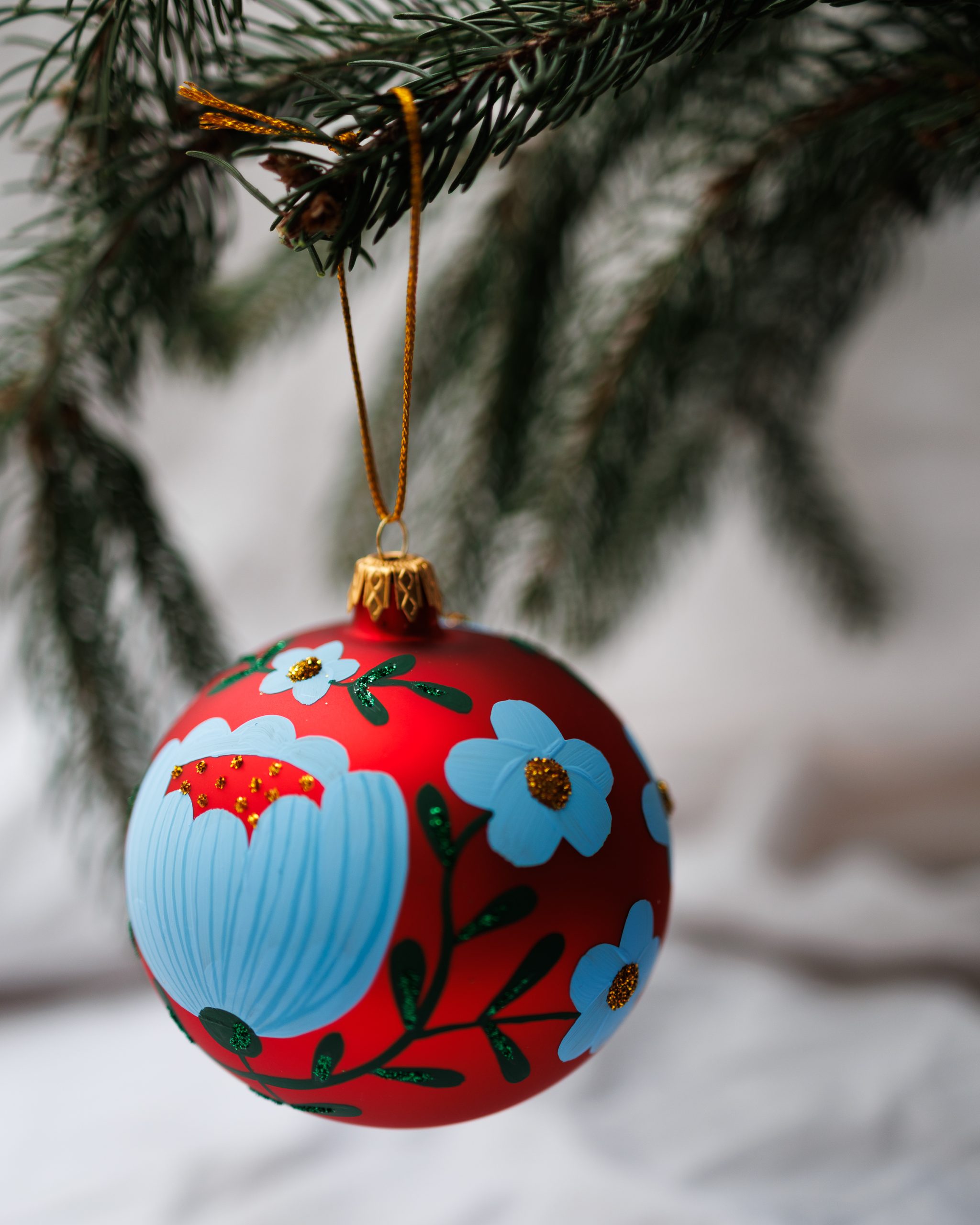 Bombka czerwona w błękitne kwiaty 10cm - obrazek 2