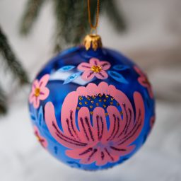 Bombka kobaltowa w różowe kwiaty 12cm