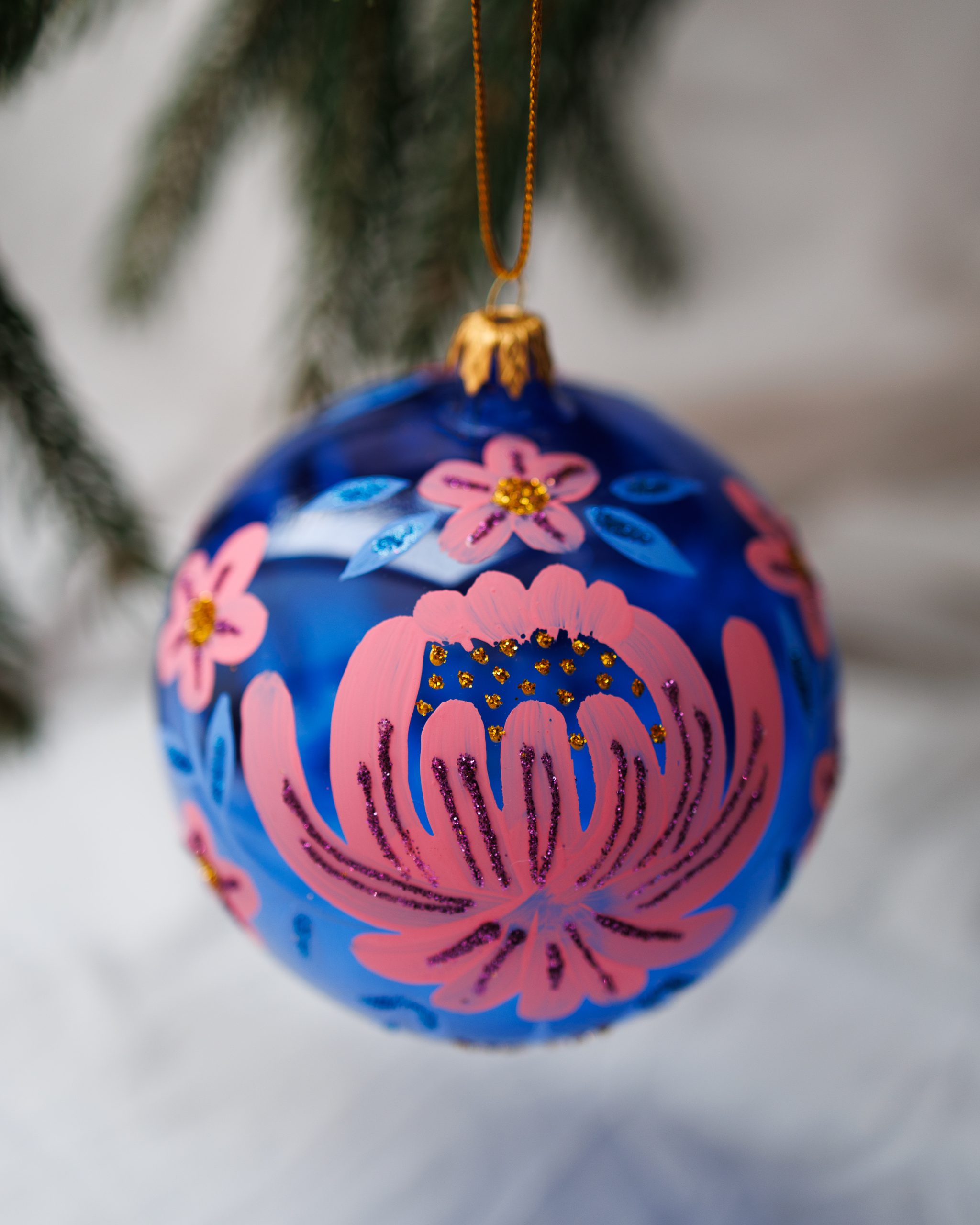 Bombka kobaltowa w różowe kwiaty 12cm
