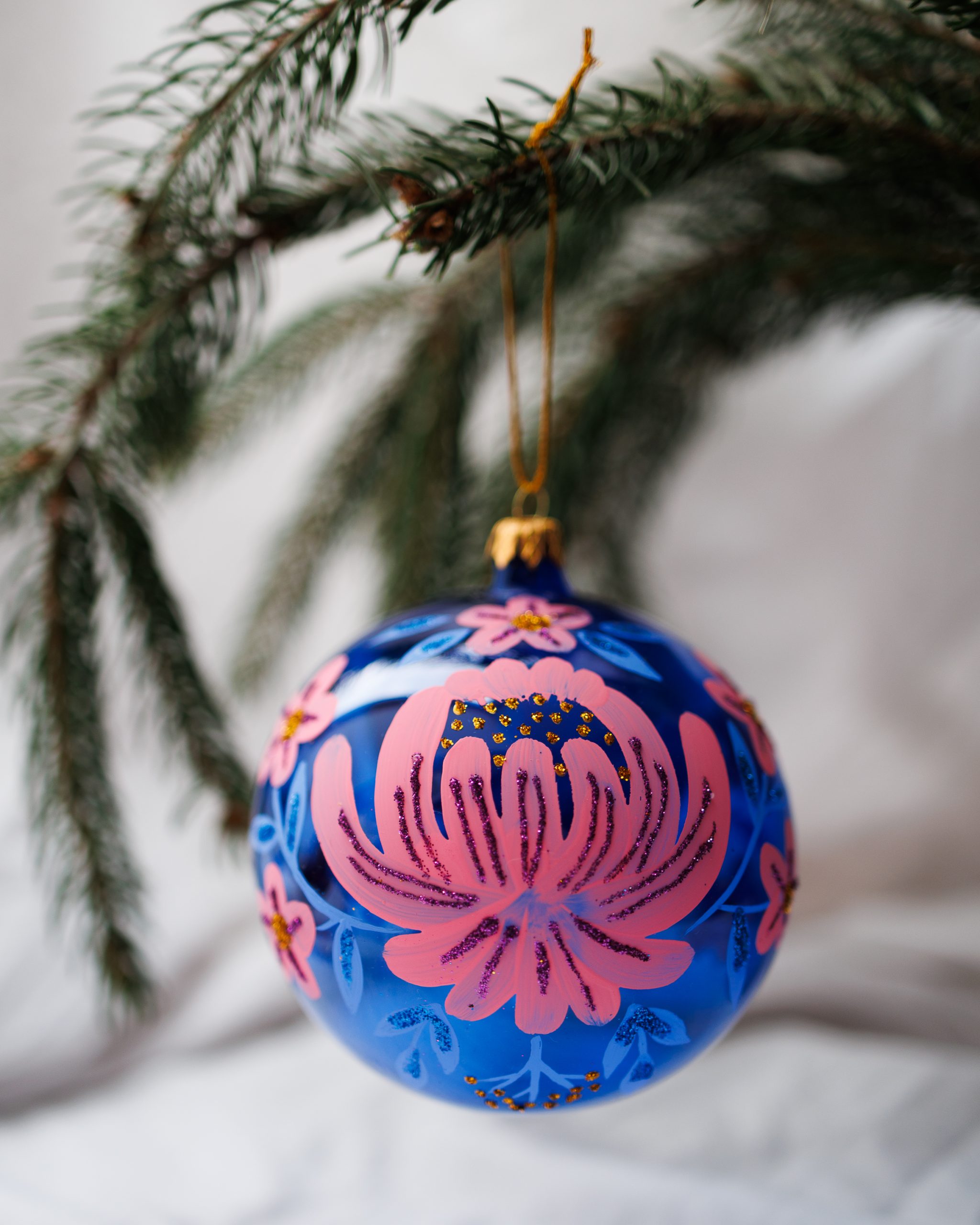 Bombka kobaltowa w różowe kwiaty 12cm - obrazek 3