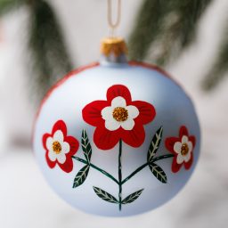 Bombka błękitna w czerwone kwiaty 10cm