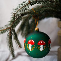 Bombka zielona w muchomory 12cm