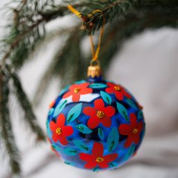 Bombka kobaltowa w kwiaty 10cm